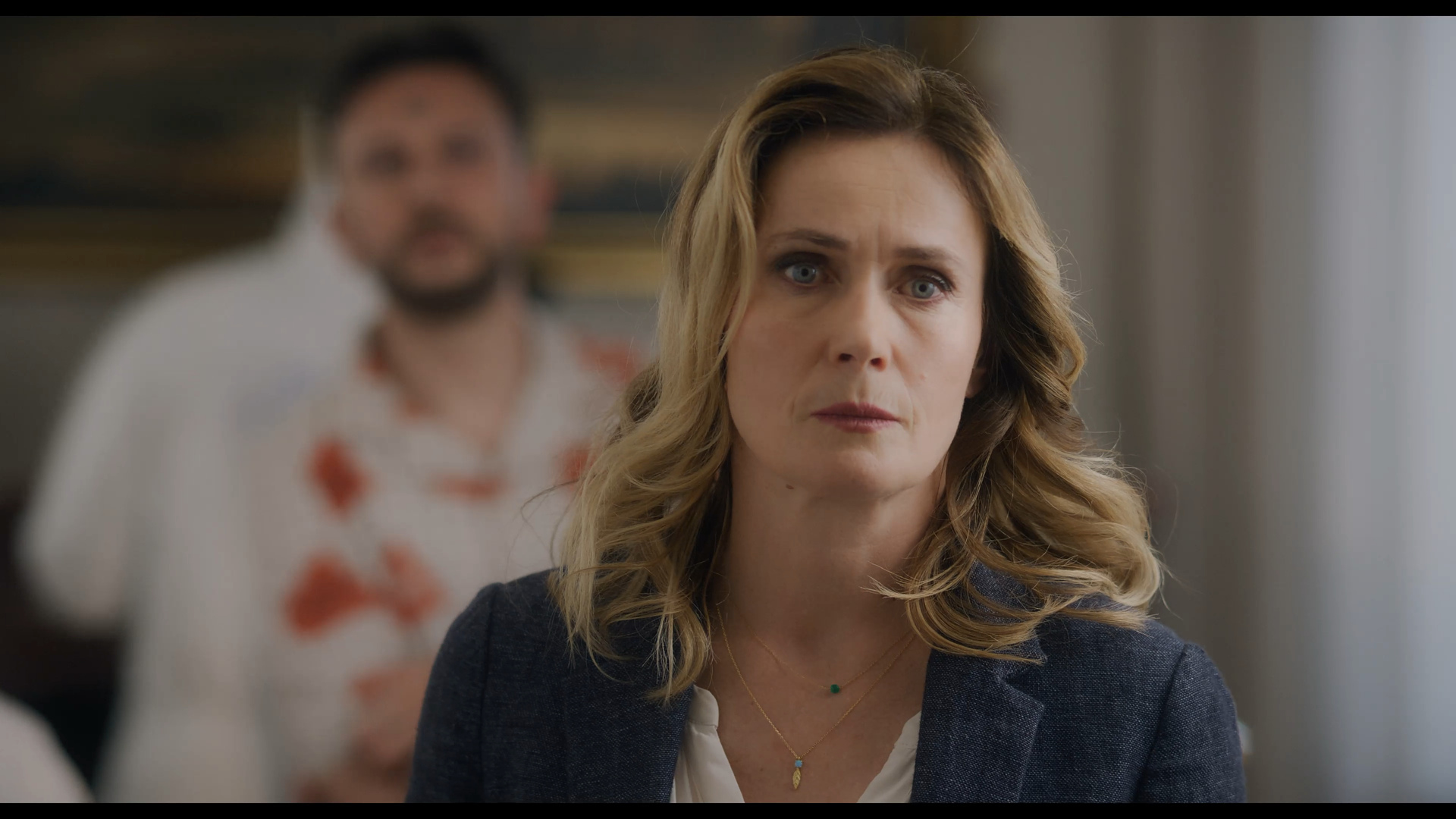 Donna bionda con sguardo preoccupato