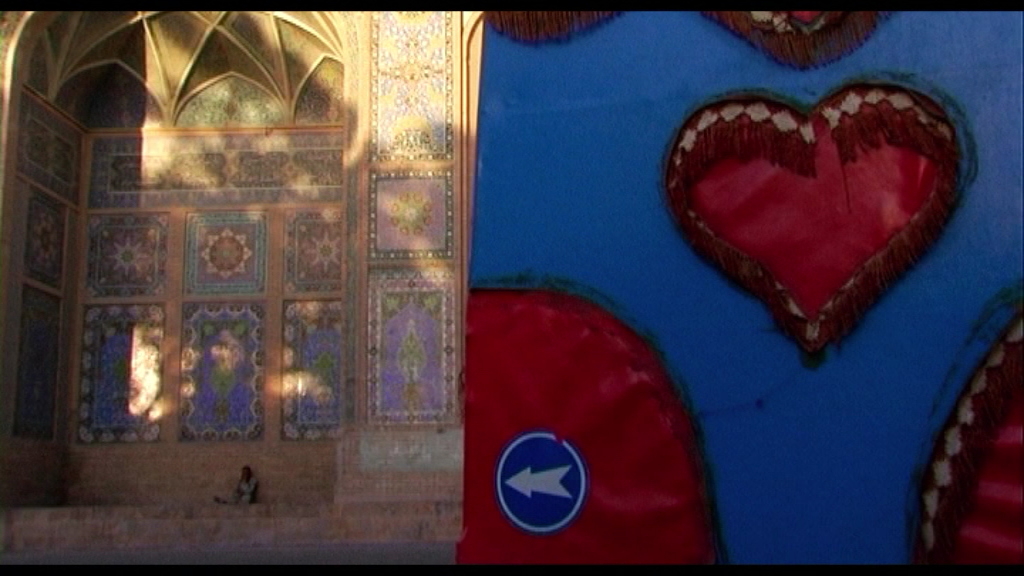 Interno di moschea accanto a un pannello blu