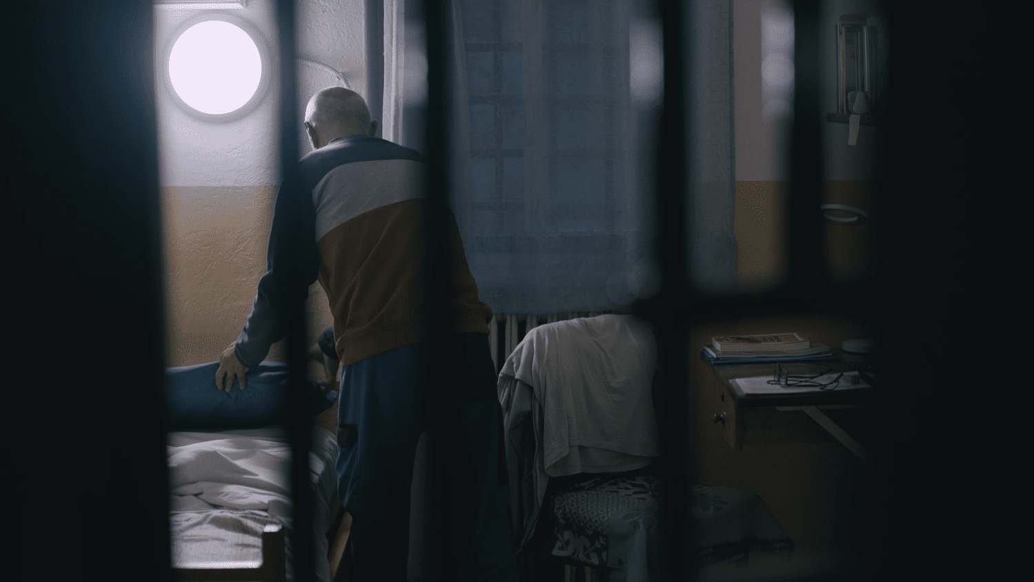 Detenuto nella cella visto attraverso le sbarre