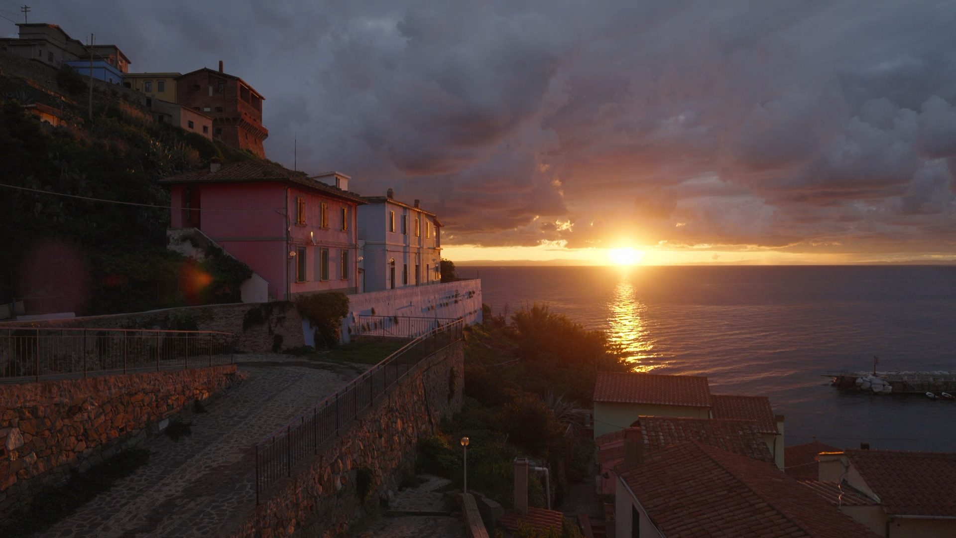 Case colorate sul mare al tramonto