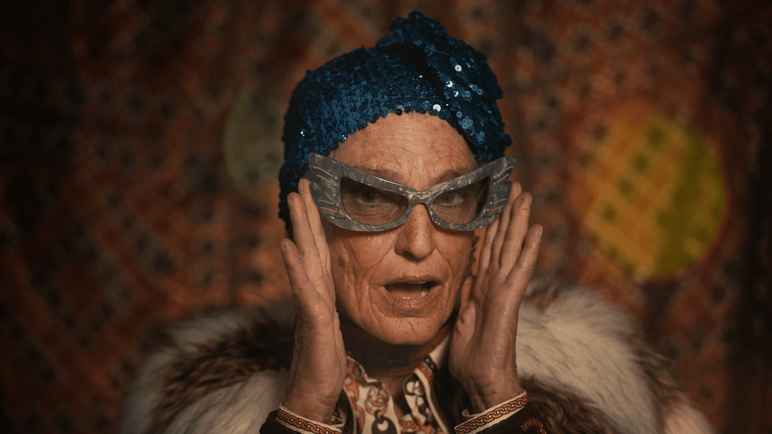 Donna anziana con turbante di paillettes