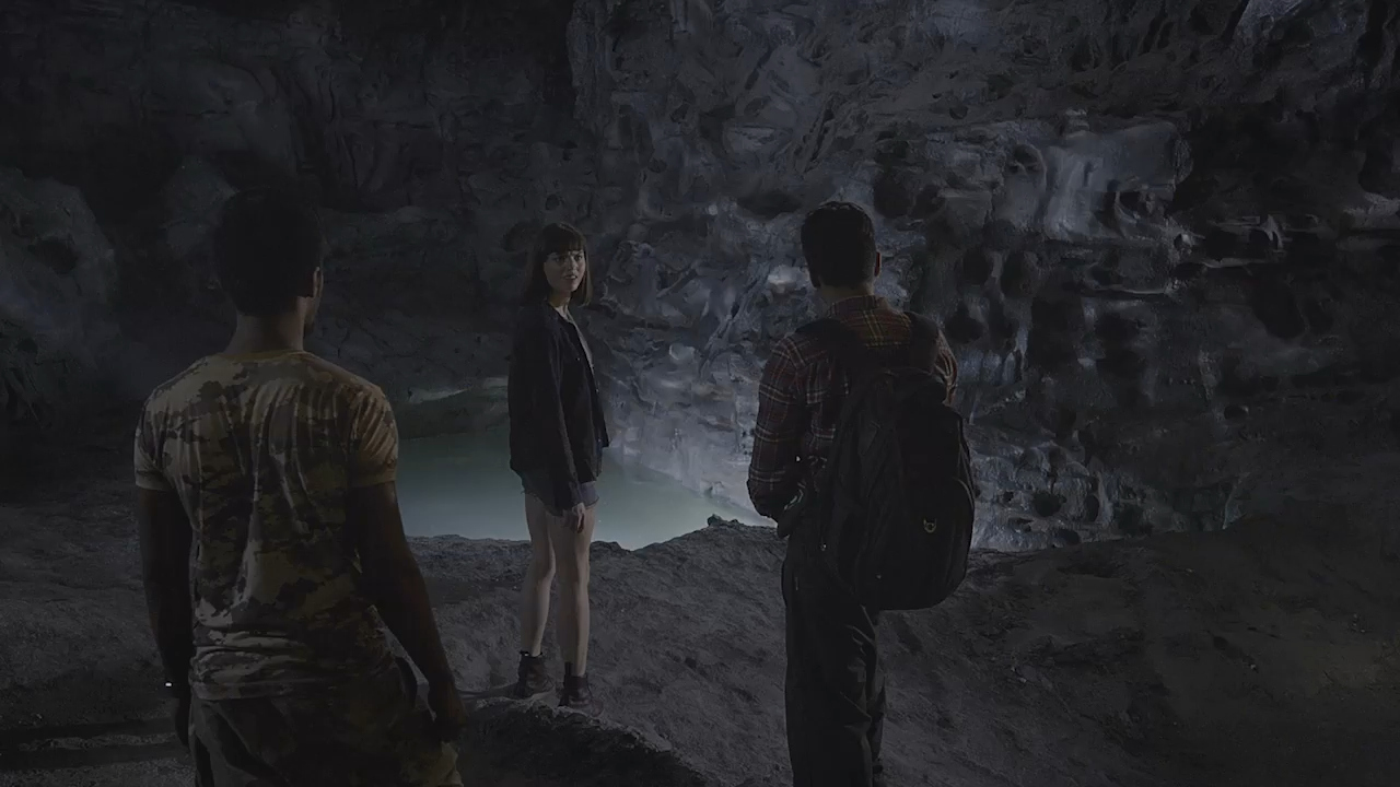Tre persone in una grotta