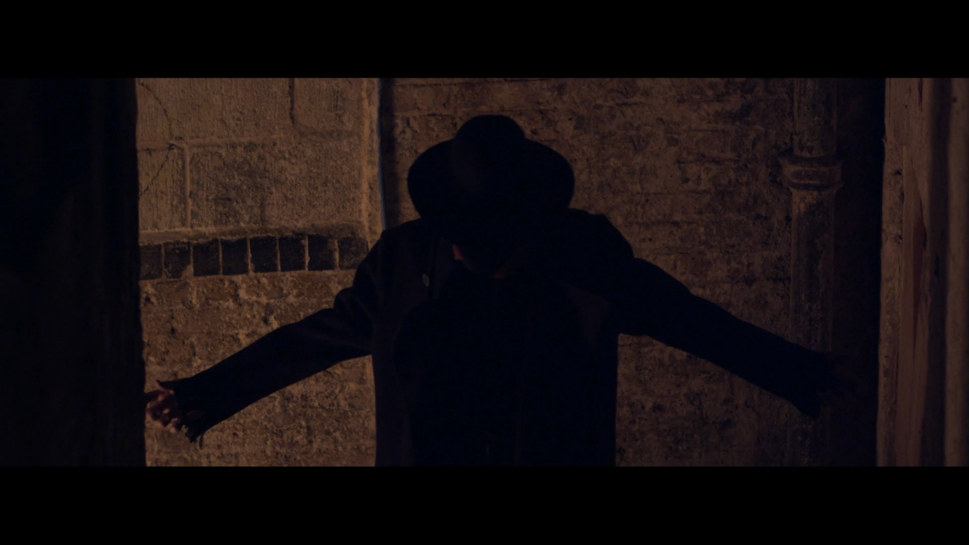 Figura con cappello in controluce