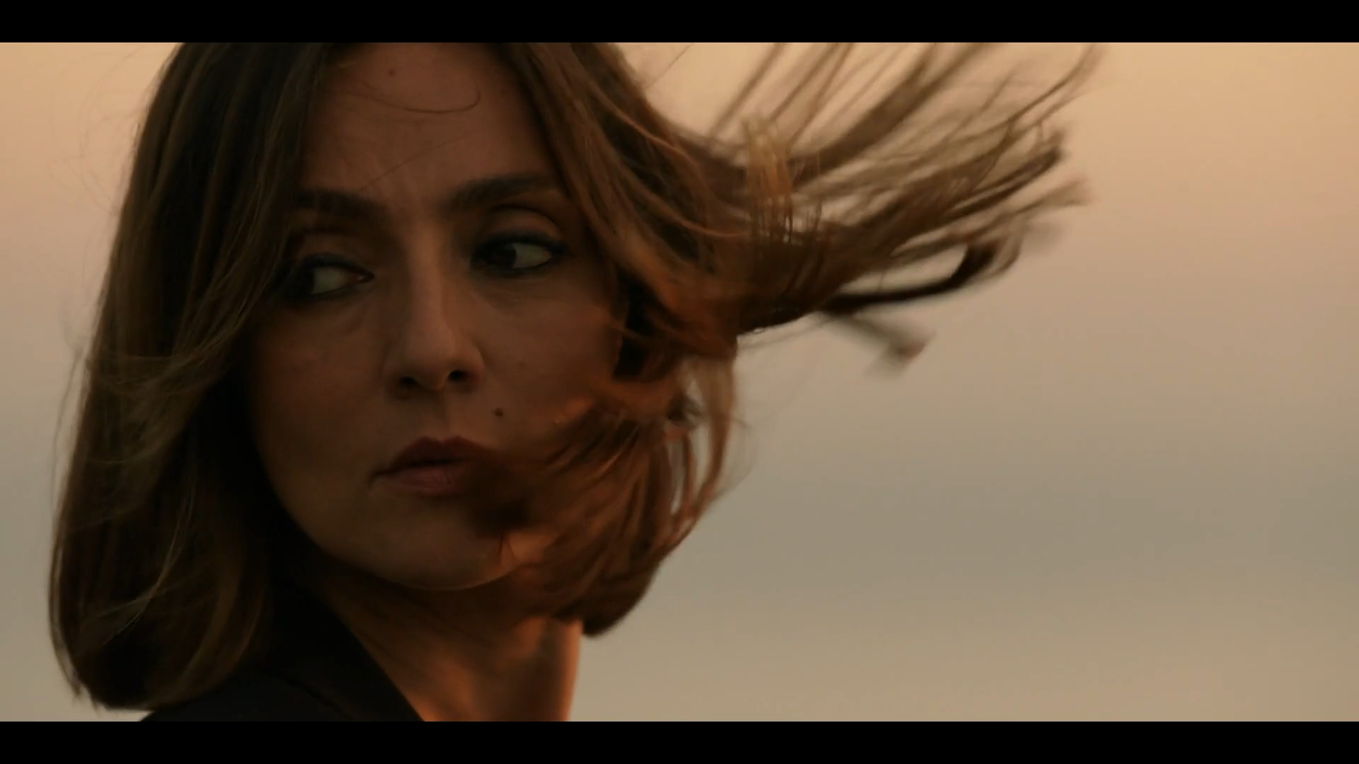 Donna con i capelli nel vento