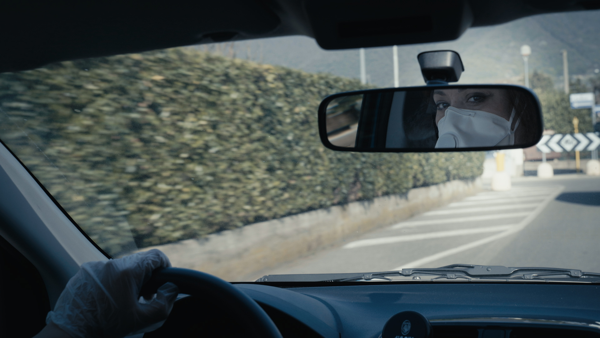 Automobilista con mascherina nello specchietto