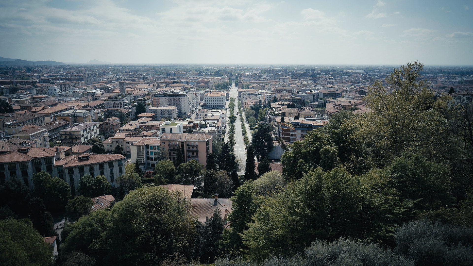 Bergamo vista dall’alto, il viale deserto