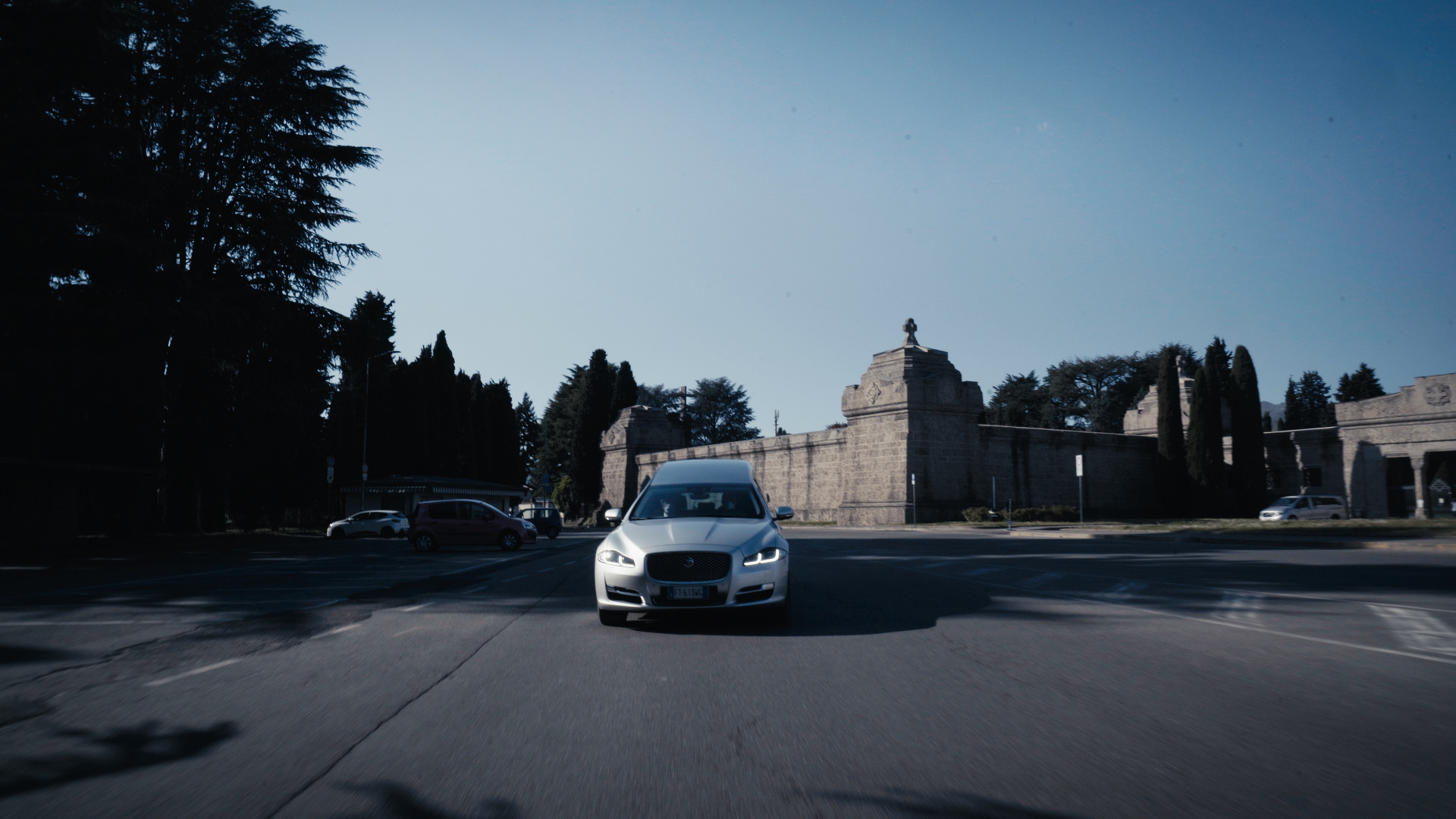 Auto davanti al cimitero monumentale